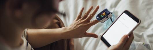 Woman measuring the oxygen saturation level.